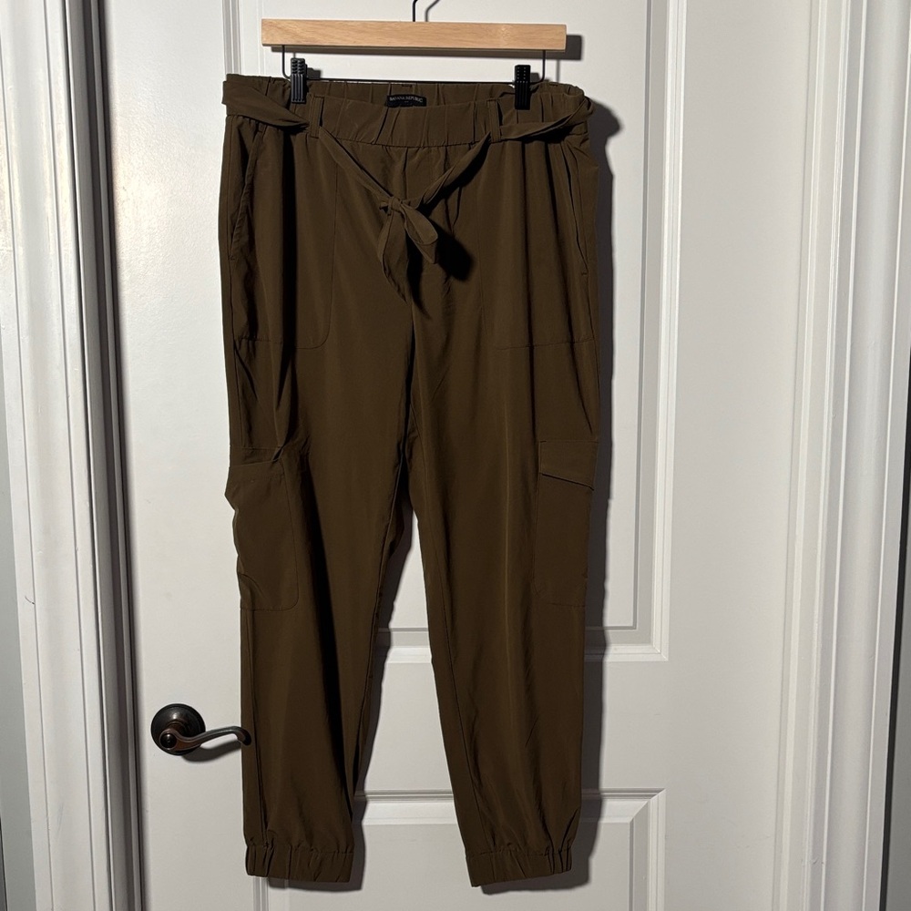 Banana Republic Women’s Olive Cargo Pants